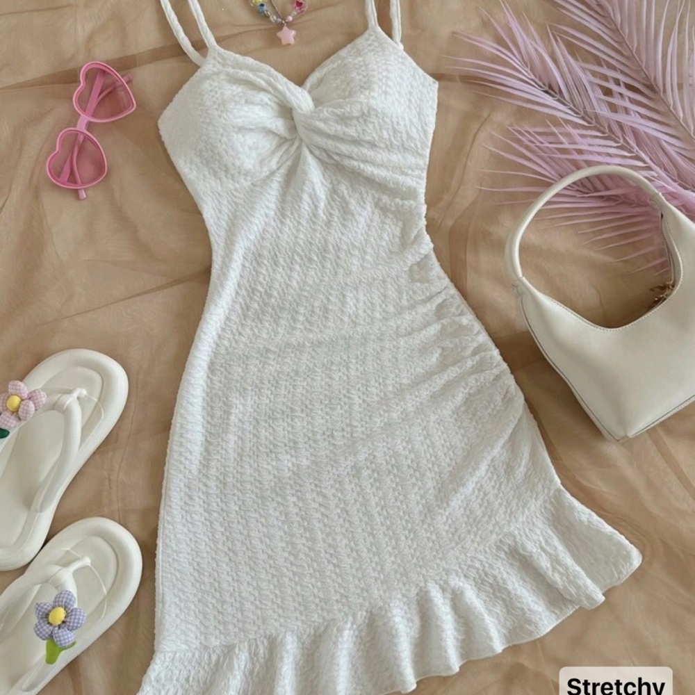 Elegant White Sleeveless Dress